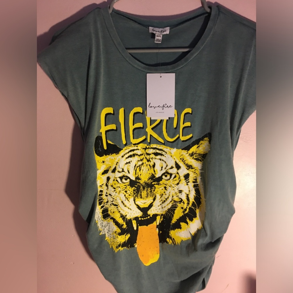 NWT padded cap sleeve t-shirt with ruched sides by Love Fire, Size Junior XL